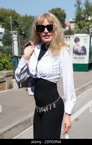 Arielle Dombasle arrive à l'Excelsior dans le cadre du 77e Festival du film de Venise à Venise, Italie, le 06 septembre 2020. Photo d'Aurore Marechal/ABACAPRESS.COM Banque D'Images