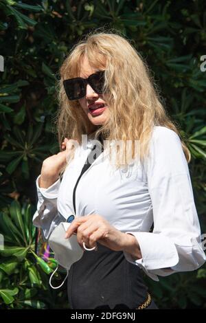 Arielle Dombasle arrive à l'Excelsior dans le cadre du 77e Festival du film de Venise à Venise, Italie, le 06 septembre 2020. Photo d'Aurore Marechal/ABACAPRESS.COM Banque D'Images