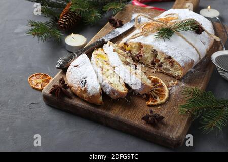 Piollen de Noël en tranches avec fruits secs, baies et noix sur bois. Gâteries traditionnelles allemandes. Banque D'Images