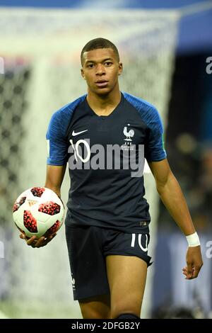 Photo du dossier datée du 10 juillet 2018 de Kylian Mbappé de France en action lors du match de la demi-finale de la coupe du monde de la FIFA en Russie 2018 entre la Belgique et la France au stade de Saint-Pétersbourg à Saint-Pétersbourg, en Russie. La star française de football Kylian Mbappe s'est mise à l'épreuve pour Covid-19 alors qu'elle était en service international, a annoncé lundi la Fédération française de football (FFF). L'enfant de 21 ans est le septième joueur de Paris Saint-Germain à avoir été testé positif pour le coronavirus ces dernières semaines. Neymar aurait été parmi six autres à tester positif la semaine dernière. Photo de Lionel Hahn/ABACAPRESS.COM Banque D'Images