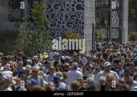 Photo du dossier datée du 01 juin 2019 d'une vue générale du village de Roland Garros, pendant l'Open de France 7, à Paris, France. L'Open de France a révélé leurs plans de sécurité avant le tournoi de 2020, confirmant qu'environ 12,000 000 fans seront admis chaque jour. L'événement replanifié, qui commence le 27 septembre, sera divisé en trois zones distinctes, chacune avec un showcourt. 5000 fans seront autorisés dans et autour des tribunaux Philippe Chatrier et Suzanne Lenglen, tandis que 1500 pourront assister à une troisième zone. Photo de Ciol/ABACAPRESS.COM Banque D'Images