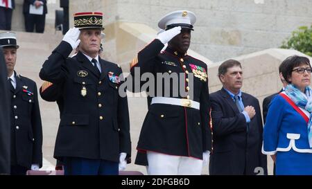 Remettre la photo du dossier datée du 29 mai 2016 des membres du parti officiel, y compris le Sgt. Le Maj Ronald L. Green, sergent-major du corps des Marines, salue lors d'une cérémonie du jour du souvenir au cours de laquelle les Marines américains se sont produits aux côtés de l'armée française au cimetière commémoratif américain Aisne-Marne de Belleau, en France. Les Français et les Américains se réunissent, comme ils le font chaque année, pour honorer les membres de service des deux pays qui sont tombés dans la première Guerre mondiale, Belleau Wood et tout au long de l'histoire, se battant côte à côte. Les Marines se souvenaient également de ceux qu'ils avaient perdus lors de la bataille de Belleau Wood il y a 98 ans. PR Banque D'Images