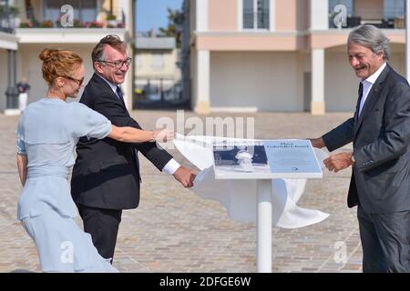 Vanessa Paradis, directrice de Chanel Bruno Pavlovsky et maire de Deauville Philippe Augier, assistant à l'inauguration de la place Gabrielle Chanel lors du 46e Festival du film américain de Deauville à Deauville, France, le 11 septembre 2020. Photo de Julien Reynaud/APS-Medias/ABACAPRESS.COM Banque D'Images