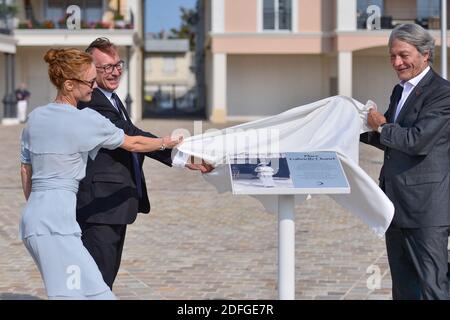 Vanessa Paradis, directrice de Chanel Bruno Pavlovsky et maire de Deauville Philippe Augier, assistant à l'inauguration de la place Gabrielle Chanel lors du 46e Festival du film américain de Deauville à Deauville, France, le 11 septembre 2020. Photo de Julien Reynaud/APS-Medias/ABACAPRESS.COM Banque D'Images