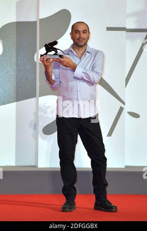 Le Directeur Uri Kranot posant avec le Grand Prix du jury pour le meilleur travail immersif VR lors des gagnants tapis rouge dans le cadre du 77e Festival International du film de Venise, en Italie, le 12 septembre 2020. Photo d'Aurore Marechal/ABACAPRESS.COM Banque D'Images