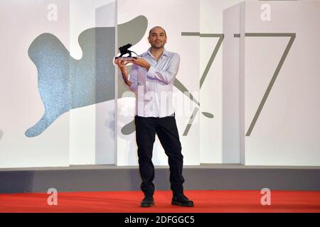 Le Directeur Uri Kranot posant avec le Grand Prix du jury pour le meilleur travail immersif VR lors des gagnants tapis rouge dans le cadre du 77e Festival International du film de Venise, en Italie, le 12 septembre 2020. Photo d'Aurore Marechal/ABACAPRESS.COM Banque D'Images