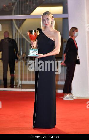 Vanessa Kirby posant avec la coppa Volpi pour la meilleure actrice pendant les gagnants tapis rouge dans le cadre du 77e Festival international du film de Venise à Venise, Italie, le 12 septembre 2020. Photo d'Aurore Marechal/ABACAPRESS.COM Banque D'Images