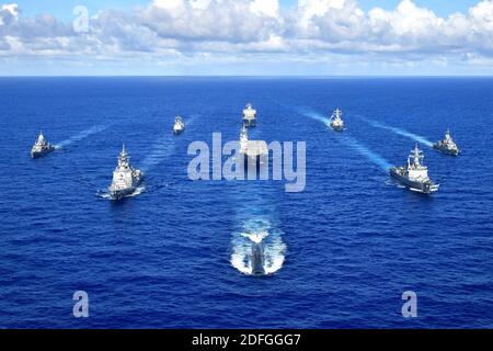 Distribuez une photo datée du 11 septembre 2020 de la Marine royale australienne, de la Marine de la République de Corée, de la Force d'autodéfense maritime du Japon et de la Marine des États-Unis naviguent en formation pendant l'exercice Pacific Vanguard 2020. Pacific Vanguard est l'occasion d'exercer et d'améliorer l'interopérabilité multinationale à tous les niveaux, d'améliorer les compétences tactiques et de s'adapter aux défis régionaux en constante évolution. Le destroyer de missiles guidés de classe Arleigh Burke USS Barry (DDG 52) mène actuellement des opérations à l'appui de la sécurité et de la stabilité dans l'Indo-Pacifique, alors qu'il est affecté au destroyer Squ Banque D'Images