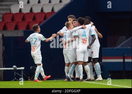 Floran Thauvin de l'Olympique de Marseille célèbre son but avec ses coéquipiers lors du match de la Ligue 1 entre Paris Saint Germain et l'Olympique de Marseille au Parc des Princes le 13 septembre 2020 à Paris, France. Banque D'Images