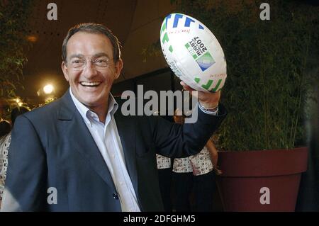 File photo TV présentateur Jean-Pierre Pernaut participe à la conférence de presse annuelle TF1 qui s'est tenue à l'Olympia à Paris, en France, le 29 août 2007. Photo de Giancarlo Gorassini/ABACAPRESS.COM Banque D'Images