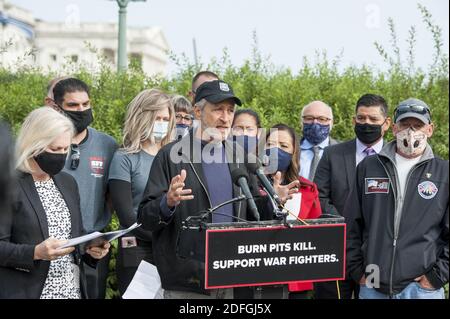 Le comédien Jon Stewart, fait des remarques lors d'une conférence de presse sur la législation visant à aider les vétérans exposés aux foyers de brûlures, devant le Capitole des États-Unis à Washington, DC, USA, le mardi 15 septembre 2020. Photo de Rod Lamkey/CNP/ABACAPRESS.COM Banque D'Images