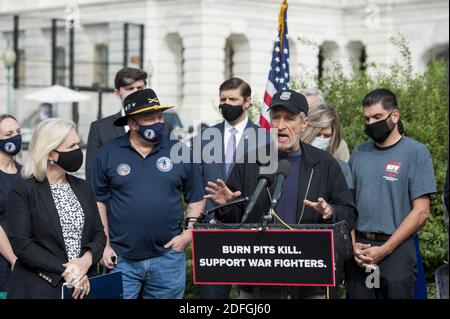 Le comédien Jon Stewart, fait des remarques lors d'une conférence de presse sur la législation visant à aider les vétérans exposés aux foyers de brûlures, devant le Capitole des États-Unis à Washington, DC, USA, le mardi 15 septembre 2020. Photo de Rod Lamkey/CNP/ABACAPRESS.COM Banque D'Images