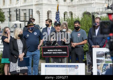 Le comédien Jon Stewart, fait des remarques lors d'une conférence de presse sur la législation visant à aider les vétérans exposés aux foyers de brûlures, devant le Capitole des États-Unis à Washington, DC, USA, le mardi 15 septembre 2020. Photo de Rod Lamkey/CNP/ABACAPRESS.COM Banque D'Images