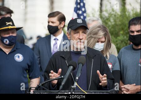 Le comédien Jon Stewart, fait des remarques lors d'une conférence de presse sur la législation visant à aider les vétérans exposés aux foyers de brûlures, devant le Capitole des États-Unis à Washington, DC, USA, le mardi 15 septembre 2020. Photo de Rod Lamkey/CNP/ABACAPRESS.COM Banque D'Images