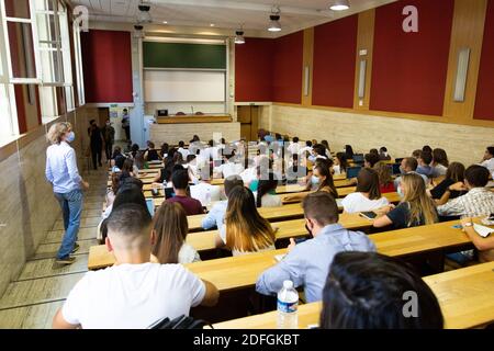 Les étudiants de l'université portant des masques dans un amphithéâtre ( Amphithéâtre ) pour le début de la nouvelle année scolaire avec COVID-19 mesures au Théâtre universitaire de la Sorbonne Panthéon à Paris, France, le 17 septembre 2020. Photo de Raphael Lafargue/ABACAPRESS.COM Banque D'Images