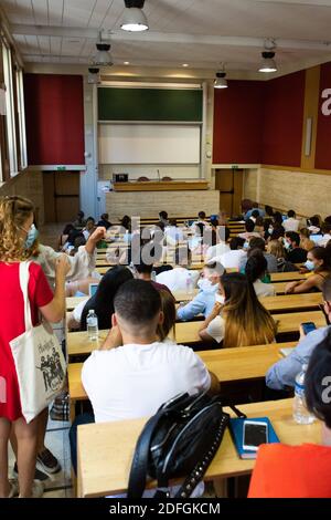Les étudiants de l'université portant des masques dans un amphithéâtre ( Amphithéâtre ) pour le début de la nouvelle année scolaire avec COVID-19 mesures au Théâtre universitaire de la Sorbonne Panthéon à Paris, France, le 17 septembre 2020. Photo de Raphael Lafargue/ABACAPRESS.COM Banque D'Images
