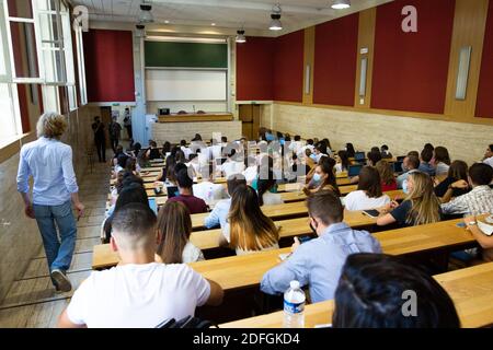 Les étudiants de l'université portant des masques dans un amphithéâtre ( Amphithéâtre ) pour le début de la nouvelle année scolaire avec COVID-19 mesures au Théâtre universitaire de la Sorbonne Panthéon à Paris, France, le 17 septembre 2020. Photo de Raphael Lafargue/ABACAPRESS.COM Banque D'Images