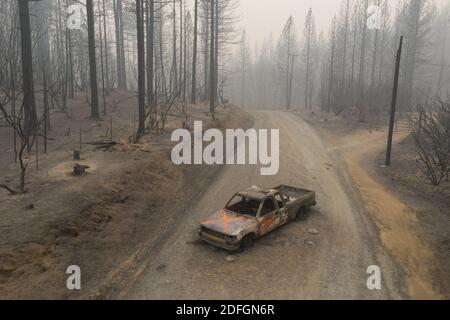 Un camion brûlé se trouve sur Greystone Lane après le feu de l'ours près du lac Oroville, dans le nord de la Californie. Trois personnes ont maintenant été trouvées mortes dans le feu d'ours en mouvement rapide, ont déclaré les autorités. Les incendies du complexe Nord, qui comprennent le feu de l'Ours, ont brûlé plus de 250,000 acres et ont forcé des évacuations dans certaines parties des comtés de Butte, Plumas et Yuba. (Câble Paul Kuroda/ZUMA) Banque D'Images