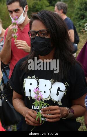 Audrey Pulvar, joint a la Maire de Paris, en charge de l'agriculture lors de l'inauguration des murs à fleurs : production de fleurs locales a Montreuil, France, le 19 septembre 2020. Photo de Jerome Domine/ABACAPRESS.COM Banque D'Images