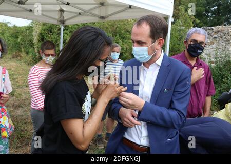 Audrey Pulvar, joint a la Maire de Paris, en charge de l'Agriculture et Patrice Bessac, Maire de Montreuil lors de l'inauguration des murs à fleurs : production de fleurs locales a Montreuil, France, le 19 septembre 2020. Photo de Jerome Domine/ABACAPRESS.COM Banque D'Images