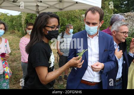 Audrey Pulvar, joint a la Maire de Paris, en charge de l'Agriculture et Patrice Bessac, Maire de Montreuil lors de l'inauguration des murs à fleurs : production de fleurs locales a Montreuil, France, le 19 septembre 2020. Photo de Jerome Domine/ABACAPRESS.COM Banque D'Images