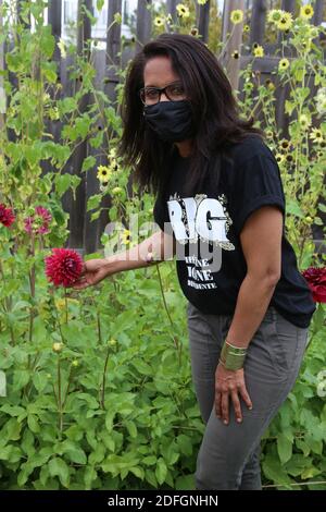 Audrey Pulvar, joint a la Maire de Paris, en charge de l'agriculture lors de l'inauguration des murs à fleurs : production de fleurs locales a Montreuil, France, le 19 septembre 2020. Photo de Jerome Domine/ABACAPRESS.COM Banque D'Images
