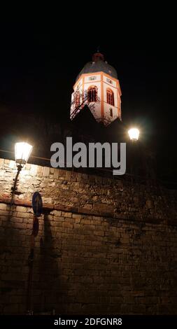 Vue sur l'église illuminée de Saint-Etienne à Mayence pendant la nuit depuis la rue de la ville avec des lumières de rue Banque D'Images