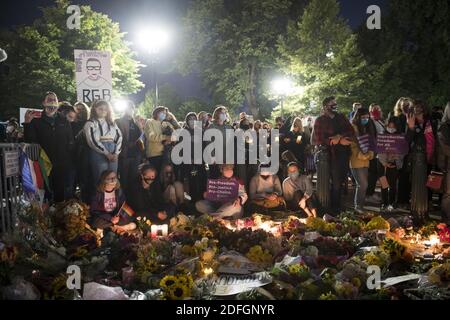 Des centaines de personnes se réunissent pour rendre hommage à Ruth Bader Ginsburg, juge à la Cour suprême des États-Unis, à Washington, DC, le samedi 19 septembre 2020. La juge Ginsburg est décédée à son domicile d'un cancer du pancréas à l'âge de 87 ans. Photo de Rod Lamkey / CNP/ABACAPRESS.COM Banque D'Images