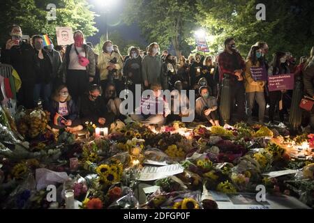 Des centaines de personnes se réunissent pour rendre hommage à Ruth Bader Ginsburg, juge à la Cour suprême des États-Unis, à Washington, DC, le samedi 19 septembre 2020. La juge Ginsburg est décédée à son domicile d'un cancer du pancréas à l'âge de 87 ans. Photo de Rod Lamkey / CNP/ABACAPRESS.COM Banque D'Images