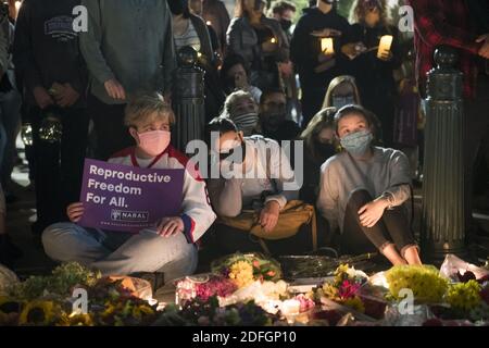Des centaines de personnes se réunissent pour rendre hommage à Ruth Bader Ginsburg, juge à la Cour suprême des États-Unis, à Washington, DC, le samedi 19 septembre 2020. La juge Ginsburg est décédée à son domicile d'un cancer du pancréas à l'âge de 87 ans. Photo de Rod Lamkey / CNP/ABACAPRESS.COM Banque D'Images