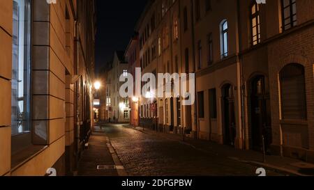 Centre historique (vieille ville) de Mayence dans la nuit avec des réverbères romantiques, une ruelle étroite et la solitude dans les périodes de la corona pandémie locklocklockshots Banque D'Images