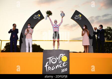 Document. Le vainqueur du Tour de France, slovène Tadej Pogacar des Émirats de l'équipe des Émirats Arabes Unis, sur le podium après la dernière étape de la 107e édition de la course cycliste du Tour de France, 122km de Mantes-la-Jolie à Paris, en France, dimanche 20 septembre 2020. Photo de Pauline Ballet/ASO via ABACAPRESS.COM Banque D'Images