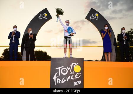 Document. Le vainqueur du Tour de France, slovène Tadej Pogacar des Émirats de l'équipe des Émirats Arabes Unis, sur le podium après la dernière étape de la 107e édition de la course cycliste du Tour de France, 122km de Mantes-la-Jolie à Paris, en France, dimanche 20 septembre 2020. Photo de Pauline Ballet/ASO via ABACAPRESS.COM Banque D'Images