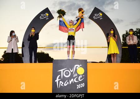 Document. Le vainqueur du Tour de France, slovène Tadej Pogacar des Émirats de l'équipe des Émirats Arabes Unis, sur le podium après la dernière étape de la 107e édition de la course cycliste du Tour de France, 122km de Mantes-la-Jolie à Paris, en France, dimanche 20 septembre 2020. Photo de Pauline Ballet/ASO via ABACAPRESS.COM Banque D'Images