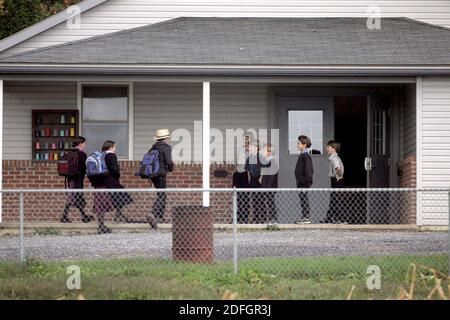 PAS DE FILM, PAS DE VIDÉO, PAS de télévision, PAS DE DOCUMENTAIRE - photo de dossier datée du 12 octobre 2006 des enfants amish se saluent lorsqu'ils arrivent à leur école d'une pièce à environ un kilomètre de là où une équipe de démolition déchillait des débris de l'école amish de West Nickel Mines à Nickel Mines, Pennsylvanie, États-Unis. Dans un discours prononcé le 14 septembre, le président français Emmanuel Macron a rejeté les réserves sur les infrastructures de télécommunications 5G dans ses remarques sur le « retour à la lampe du pétrole » et sur la vie comme les Amish, une bourse chrétienne connue pour sa réticence à adopter la technologie moderne. Photo de Barbara L. Johnston/Philadelphie Banque D'Images