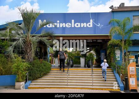 Le Marineland est un parc à thème situé à Antibes (Alpes-Maritimes), sur la Côte d'Azur. Sur 26 hectares, il comprend un parc zoologique marin avec delphinarium, un parc aquatique (Aquasplash), un parc de jeux pour enfants (Kidd's Island), un mini-golf (aventure Golf) et un hôtel trois étoiles (Marineland Resort). Elle est la propriété de la multinationale espagnole Parques Reunidos, dont l'actionnaire majoritaire est le fonds d'investissement britannique Arle Capital Partners. C'est l'un des quatre dolphinariums français et l'un des deux dolphinariums européens présentant des orques. Avec 1.2 millions de visiteurs en 2014, c'est le plus Banque D'Images