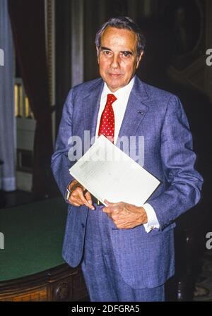 Le leader minoritaire du Sénat américain Bob Dole (républicain du Kansas) tient un communiqué de campagne de Bush l'accusant d'âÂ€Âœmean spirituelsâ€ et d'autres choses en dehors de la Chambre du Sénat américain dans le Capitole des États-Unis Ã Washington, DC, Etats-Unis le 4 février 1988. Photo de Ron Sachs / CNP/ABACAPRESS.COM Banque D'Images