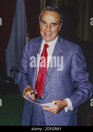 Le leader minoritaire du Sénat américain Bob Dole (républicain du Kansas) tient un communiqué de campagne de Bush l'accusant d'âÂ€Âœmean spirituelsâ€ et d'autres choses en dehors de la Chambre du Sénat américain dans le Capitole des États-Unis Ã Washington, DC, Etats-Unis le 4 février 1988. Photo de Ron Sachs / CNP/ABACAPRESS.COM Banque D'Images