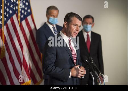 Le sénateur américain Todd Young (républicain de l'Indiana) se joint au leader de la majorité au Sénat américain Mitch McConnell (républicain du Kentucky), Et des membres de la direction du GOP pour les questions-RÉPONSES avec des journalistes après le déjeuner du GOP dans le Hart Senate Office Building à Capitol Hill à Washington, DC, USA, le mardi 22 septembre 2020. Photo de Rod Lamkey/CNP/ABACAPRESS.COM Banque D'Images