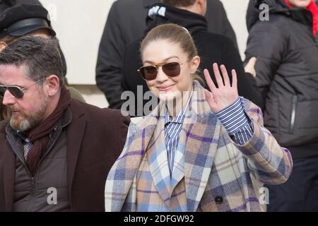 Photo du dossier datée du 03 mars 2020 de Gigi Hadid est arrivé au salon Chanel pendant la semaine de la mode des femmes automne/hiver 2020-2021 à Paris, France. L'ancien chanteur à direction unique Zayn Malik et le modèle américain Gigi Hadid ont accueilli une petite fille « saine et belle ». Annonce de la naissance sur Twitter, Malik, 27 ans, a partagé une image en noir et blanc de la petite main de la petite fille qui l'accroche. Photo de Nasser Berzane/ABACAPRESS.COM Banque D'Images