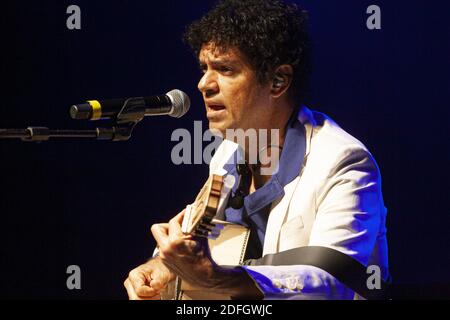 Sao Paulo, Sao Paulo, Brésil. 4 décembre 2020. (INT) spectacle musical du brésilien Jorge Vercillo. 4 décembre 2020, Sao Paulo, Brésil : le chanteur Jorge Vercillo interprète un spectacle de guitare et de voix très spécial. La présentation a eu une atmosphère intime et a touché les fans du début à la fin‚ â« ce spectacle est très spécial pour moi, car il me rapproche de plus en plus de mon auditoire, Où je chante mes plus grands succès avec des versions très intimes et je peux présenter mes chansons avec lesquelles ils sont nés à‚ dit Jorge, lors de sa performance à la maison de concert de TOM BRASIL.Credit: Leco Viana / Banque D'Images