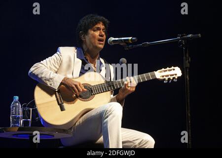 Sao Paulo, Sao Paulo, Brésil. 4 décembre 2020. (INT) spectacle musical du brésilien Jorge Vercillo. 4 décembre 2020, Sao Paulo, Brésil : le chanteur Jorge Vercillo interprète un spectacle de guitare et de voix très spécial. La présentation a eu une atmosphère intime et a touché les fans du début à la fin‚ â« ce spectacle est très spécial pour moi, car il me rapproche de plus en plus de mon auditoire, Où je chante mes plus grands succès avec des versions très intimes et je peux présenter mes chansons avec lesquelles ils sont nés à‚ dit Jorge, lors de sa performance à la maison de concert de TOM BRASIL.Credit: Leco Viana / Banque D'Images