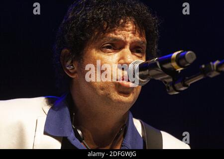 Sao Paulo, Sao Paulo, Brésil. 4 décembre 2020. (INT) spectacle musical du brésilien Jorge Vercillo. 4 décembre 2020, Sao Paulo, Brésil : le chanteur Jorge Vercillo interprète un spectacle de guitare et de voix très spécial. La présentation a eu une atmosphère intime et a touché les fans du début à la fin‚ â« ce spectacle est très spécial pour moi, car il me rapproche de plus en plus de mon auditoire, Où je chante mes plus grands succès avec des versions très intimes et je peux présenter mes chansons avec lesquelles ils sont nés à‚ dit Jorge, lors de sa performance à la maison de concert de TOM BRASIL.Credit: Leco Viana / Banque D'Images