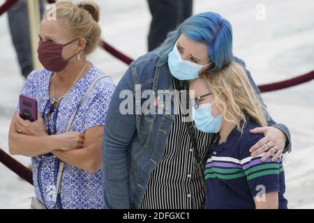 Les amateurs de deuil sont respectueux, car la juge Ruth Bader Ginsburg se trouve dans la posture sous le Portico, en haut des marches avant de l'édifice de la Cour suprême des États-Unis, le jeudi 24 2020 septembre, à Washington, DC, États-Unis. Ginsburg, 87 ans, est décédé d'un cancer le 18 septembre. Photo par Andrew Harnik/Pool/ABACAPRESS.COM Banque D'Images