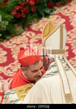 Photo du dossier en date du 28 juin 2018 du pape François nommant le nouveau cardinal Angelo Becciu lors d'un consistoire dans la basilique Saint-Pierre au Vatican. Le haut fonctionnaire du Vatican, le cardinal Giovanni Angelo Becciu, a démissionné inopinément de son poste, a annoncé le Saint-Siège. Il a précédemment travaillé comme deuxième plus haut fonctionnaire au Secrétariat d'Etat du Vatican. Le cardinal Becciu s'est engagé dans un accord controversé pour acheter un immeuble de luxe à Londres avec des fonds d'église comme investissement. L'accord a depuis fait l'objet d'une enquête financière. Photo par Eric Vandeville/ABACAPRESS.COM Banque D'Images