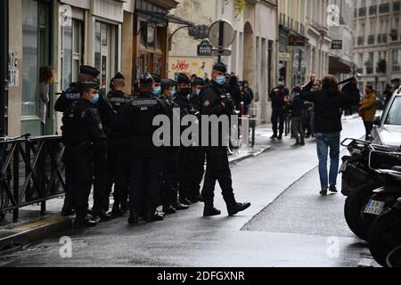 Une attaque poignante près des anciens locaux de Charlie Hebdo, plusieurs personnes ont été attaquées avec une machette près des anciens locaux du journal satirique, le théâtre d'une attaque en janvier 2015, dans le 11ème arrondissement de Paris. France le 25 septembre 2020. Photo de Lionel Urman/ABACAPRESS.COM Banque D'Images