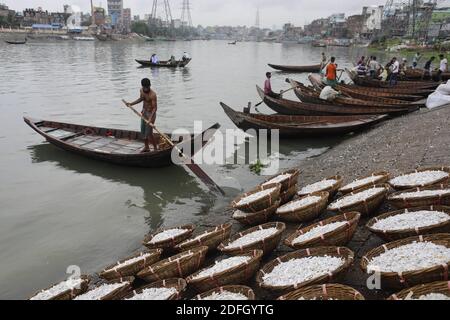 Seaux pleins de matières plastiques usées vues sur la rive du fleuve Buriganga, à Dhaka, au Bangladesh, le 26 septembre 2020. Il y a environ 12-13 ans, le fleuve Buriganga était une voie d'eau populaire pour la communication et le transport de marchandises lorsqu'il coulait à travers Rasulpur à Kamrangirchar. Cependant, le Burigang ne peut plus être appelé une rivière car il a tellement rétréci qu'il est maintenant plus étroit qu'un canal. Les habitants de la région l'appellent maintenant une « rivière en plastique », même s'ils ont admis à la polluer avec des déchets en plastique. Dans la ville de Dhaka, plus de 14 millions de sacs en polyéthylène sont jetés chaque jour Banque D'Images