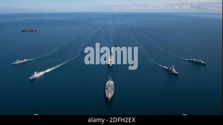 Document photo du fichier en date du 8 juin 2020 d'un hélicoptère allemand Mk88A Super Lynx piloté par des militaires allemands vole au-dessus des navires des pays participant à l'exercice Baltic Operations (BALTOPS) 2020 navigue en formation pendant que dans la mer Baltique. Les navires représentés sont (par ordre alphabétique, selon le pays d'origine) : la frégate de classe Halifax de la Marine royale du Canada NCSM Fredericton (FFH 337), la frégate de classe Bremen de la marine allemande FGS Luebeck (F214), la frégate de classe Rhoen de la marine allemande oiler FGS Rhoen (A1443), la Marine royale norvégienne Fridtjote Nansen-classe Otto (Sufrup-MS) Banque D'Images