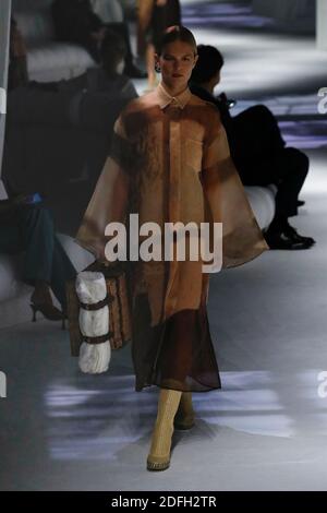 Un mannequin marche sur la piste du spectacle de mode Fendi pendant la semaine de la mode des femmes de Milan le 23 septembre 2020 à Milan, en Italie. Photo d'Alain Gil-Gonzalez/ABACAPRESS.COM Banque D'Images