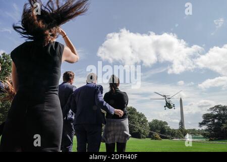 Les gens regardent Marine One départir de la pelouse du Sud avec le président des États-Unis Donald Trump et la première dame Melania à bord à la Maison Blanche à Washington, DC, le mardi 29 septembre 2020. Trump voyage pour participer au premier débat présidentiel contre l'ancien vice-président Joe Biden à Cleveland, Ohio. Photo de Ken Cedeno/Pool/ABACAPRESS.COM Banque D'Images